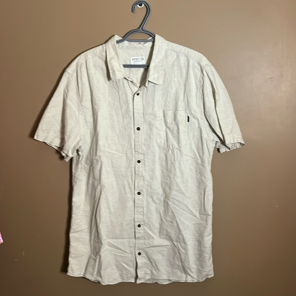 Linen blend short sleeved dress shirt buttons. B5 - Picture 1 of 4